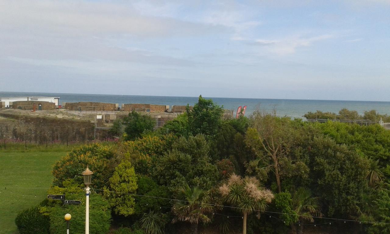 By The Sea Bed And Breakfast Eastbourne Eksteriør billede