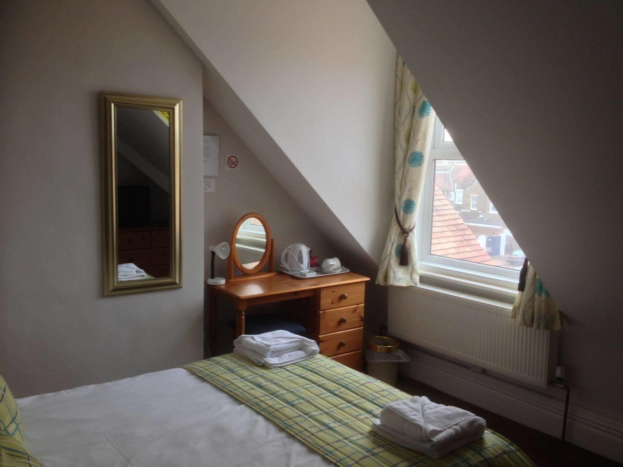 By The Sea Bed And Breakfast Eastbourne Eksteriør billede