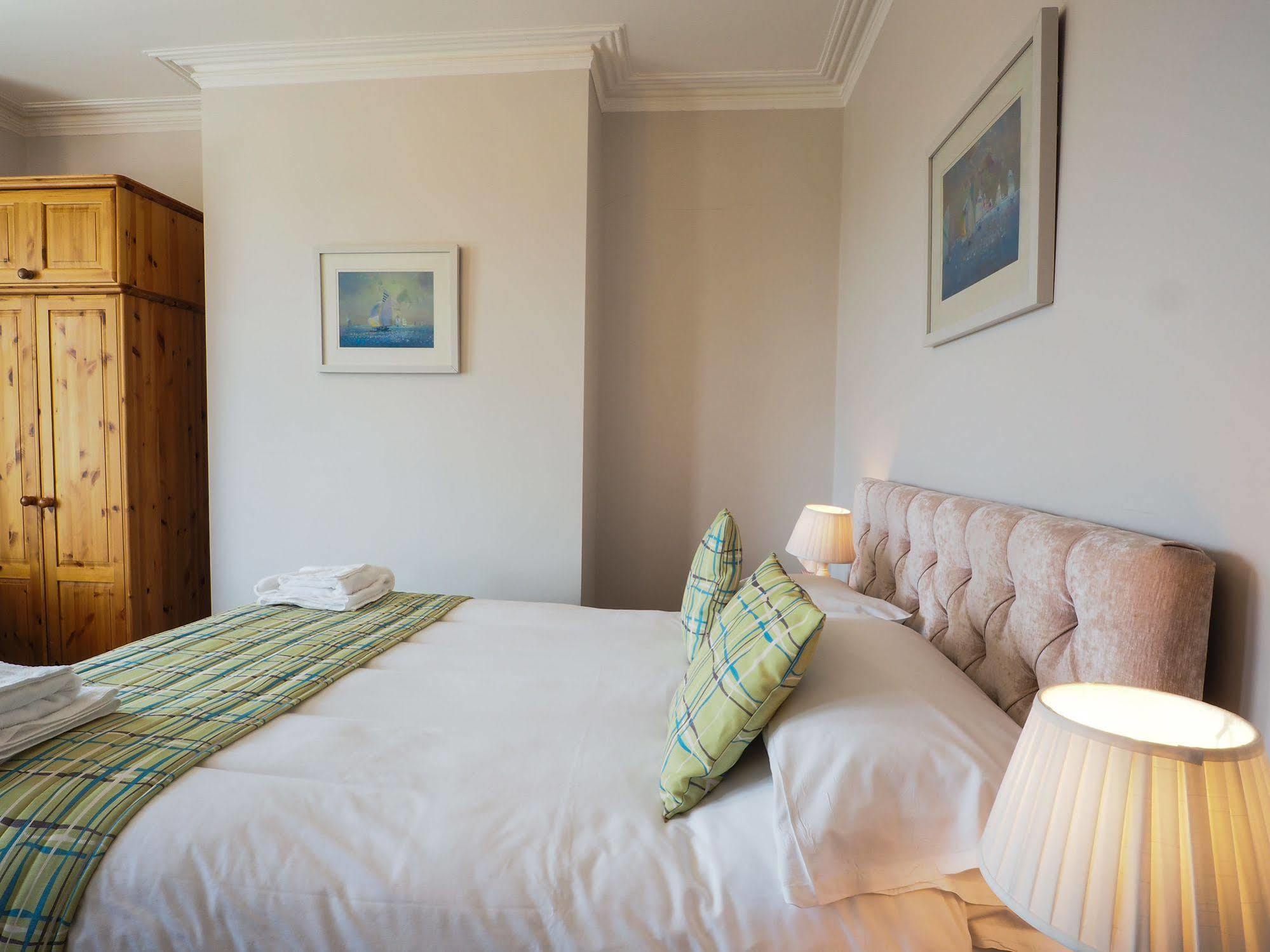 By The Sea Bed And Breakfast Eastbourne Eksteriør billede