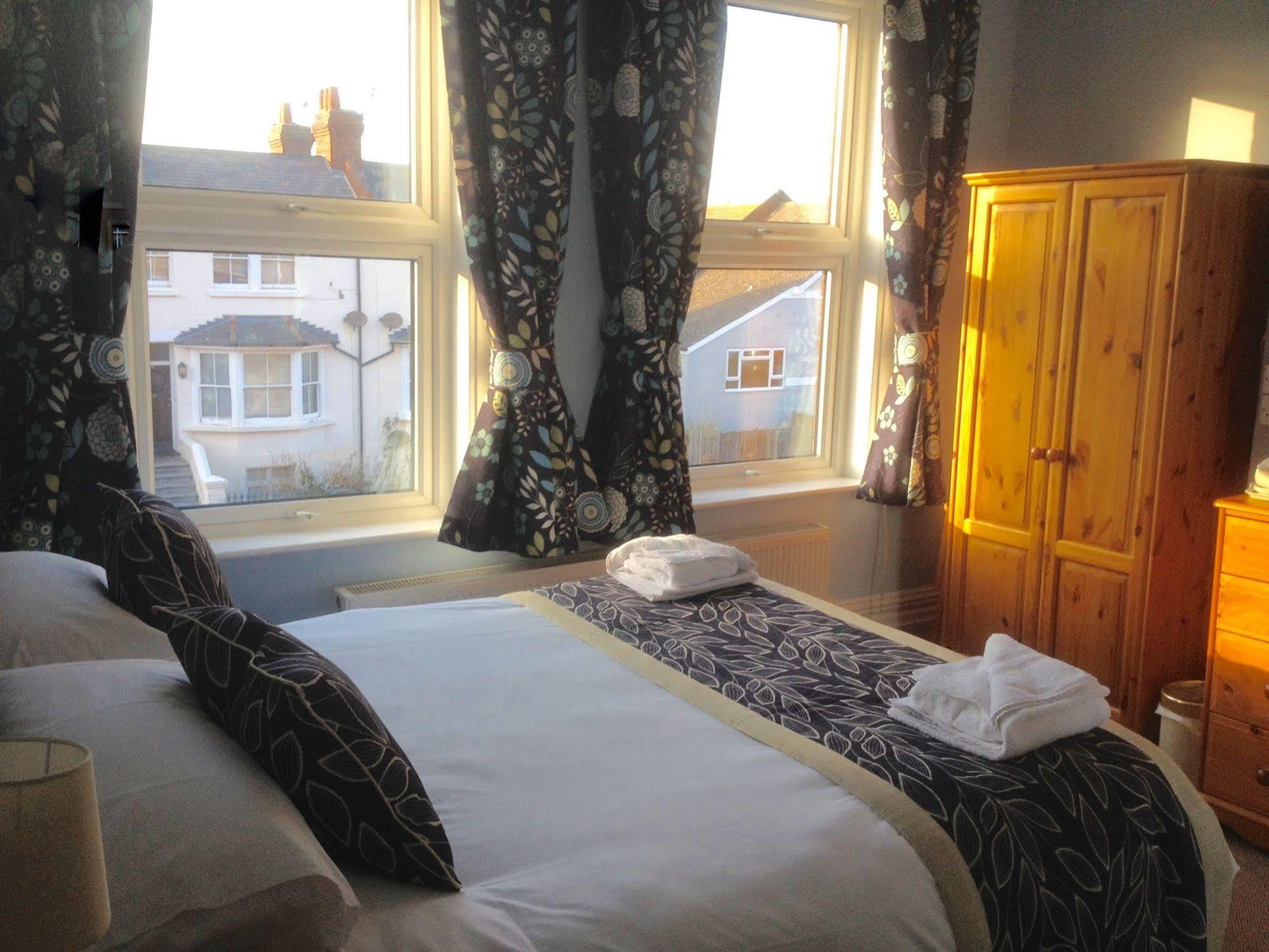 By The Sea Bed And Breakfast Eastbourne Eksteriør billede