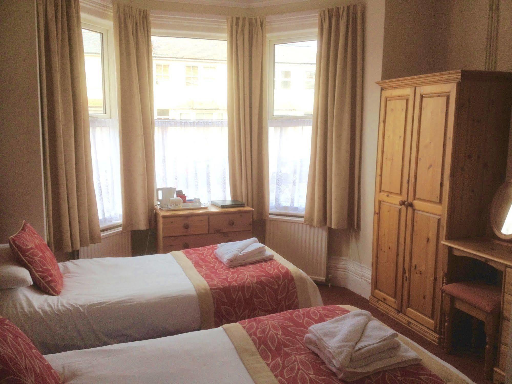By The Sea Bed And Breakfast Eastbourne Eksteriør billede