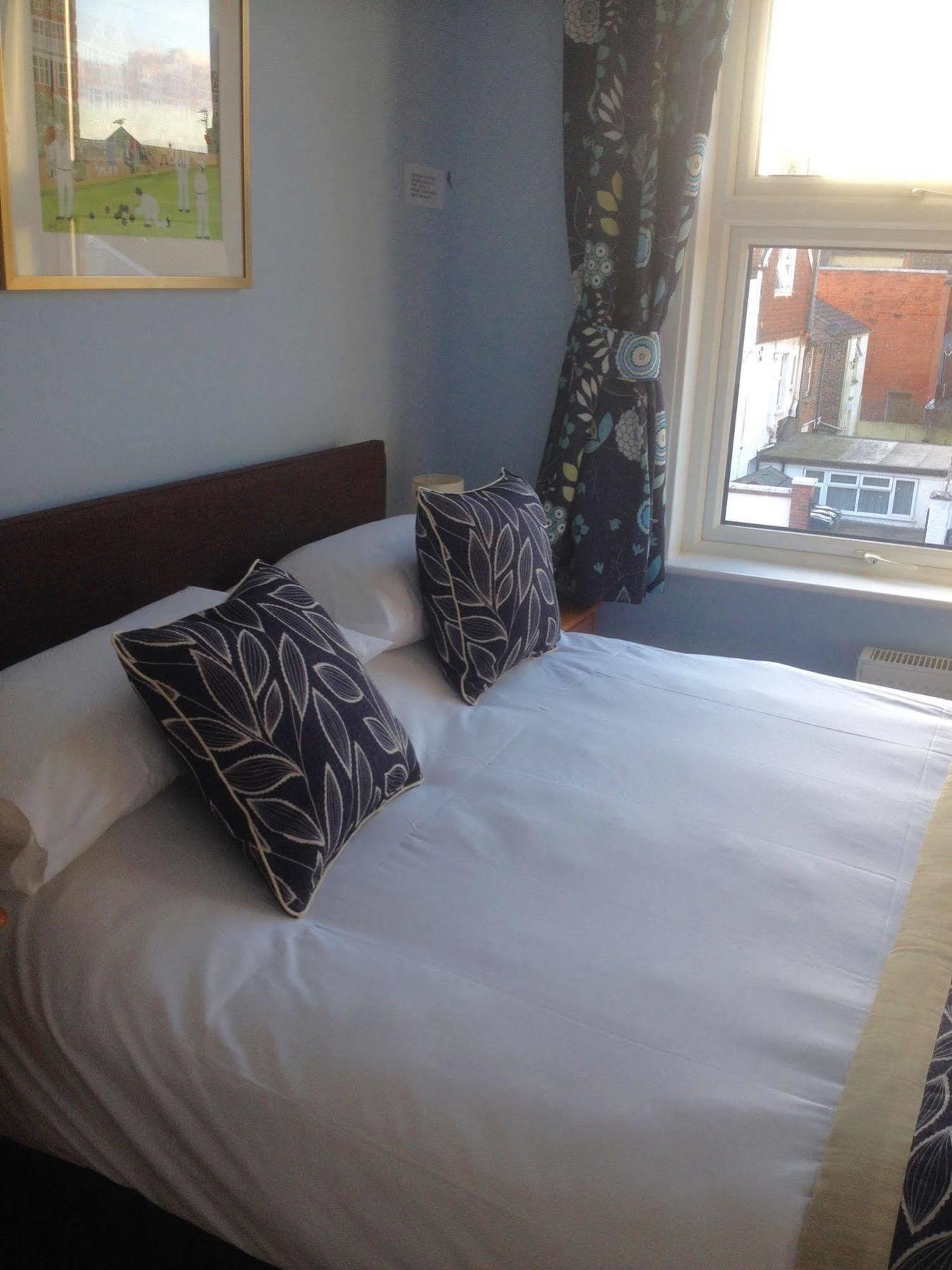 By The Sea Bed And Breakfast Eastbourne Eksteriør billede