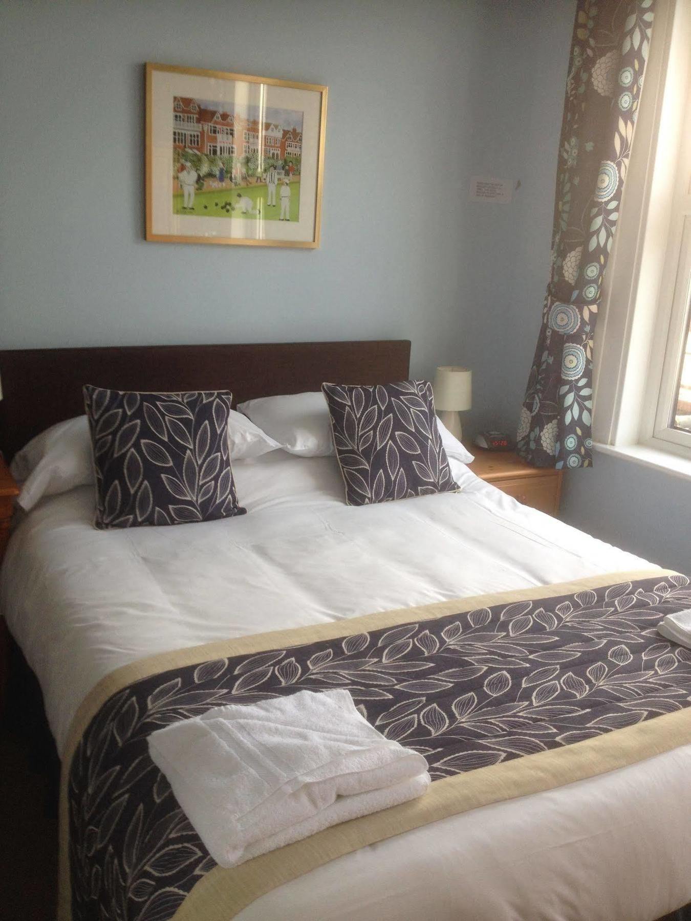 By The Sea Bed And Breakfast Eastbourne Eksteriør billede