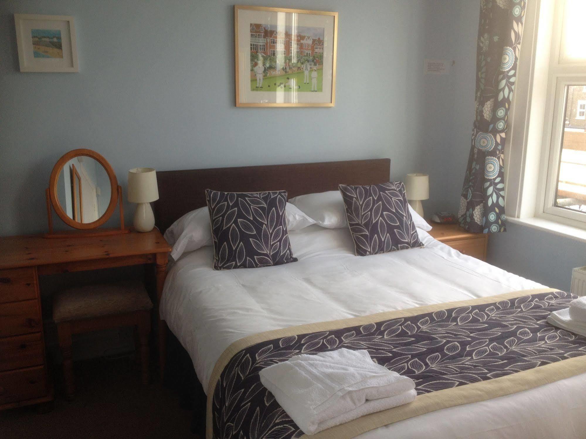 By The Sea Bed And Breakfast Eastbourne Eksteriør billede
